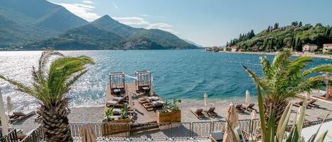 附近有私人海灘、海灘接駁車、躺椅、遮陽傘