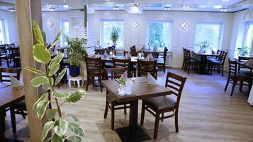 Café da manhã com buffet durante a semana (EUR 10.50 por pessoa)