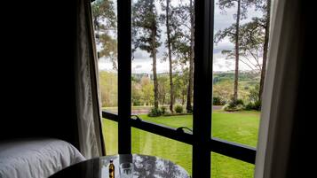 Habitación junior, 1 cama King size | Minibar, caja de seguridad en la habitación, escritorio y ropa de cama