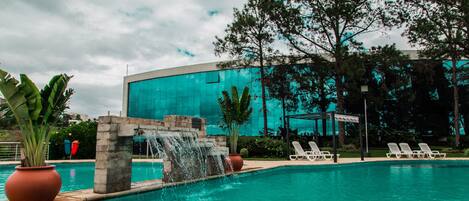 2 piscines a l'aire lliure