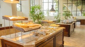 A buffet setup with various food items on display. - Hotel Casino Acaray (Ciudad Del Este)