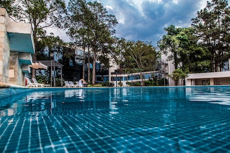2 piscinas al aire libre. Hotel Casino Acaray