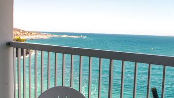 Chambre supérieure climatisée | Balcon