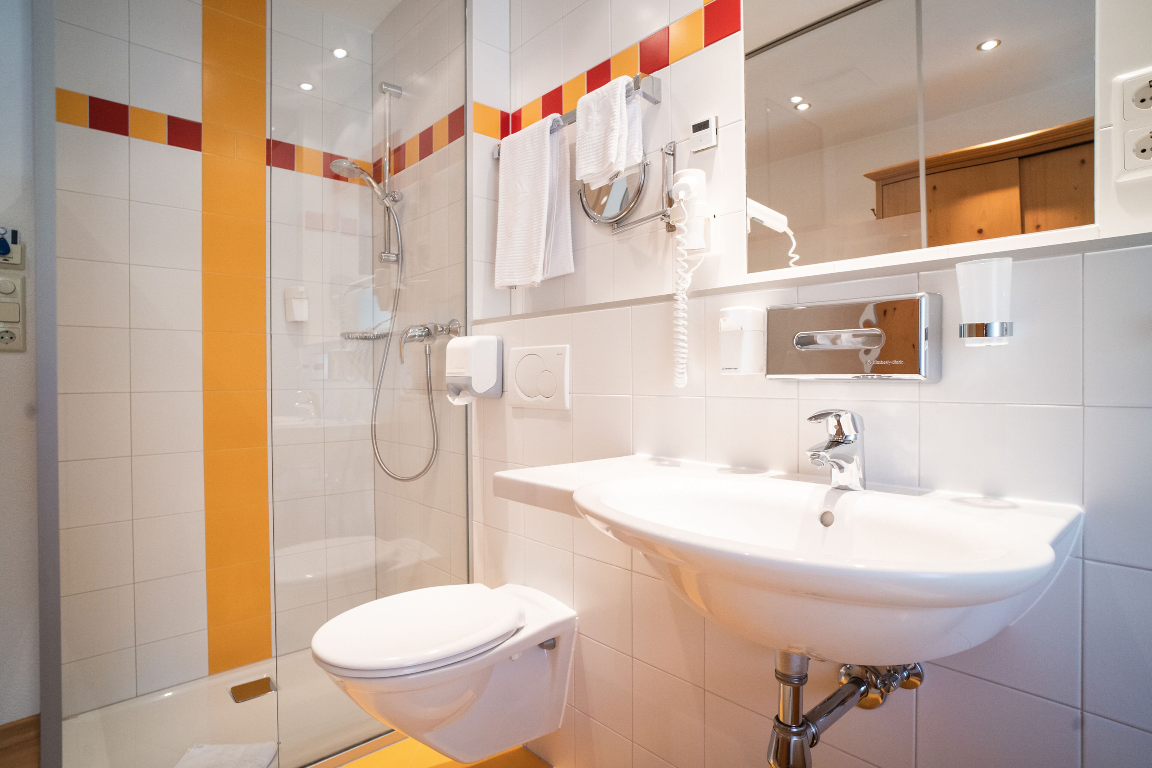 basic single room (serles) | bathroom | free toiletries, hair dryer, towels