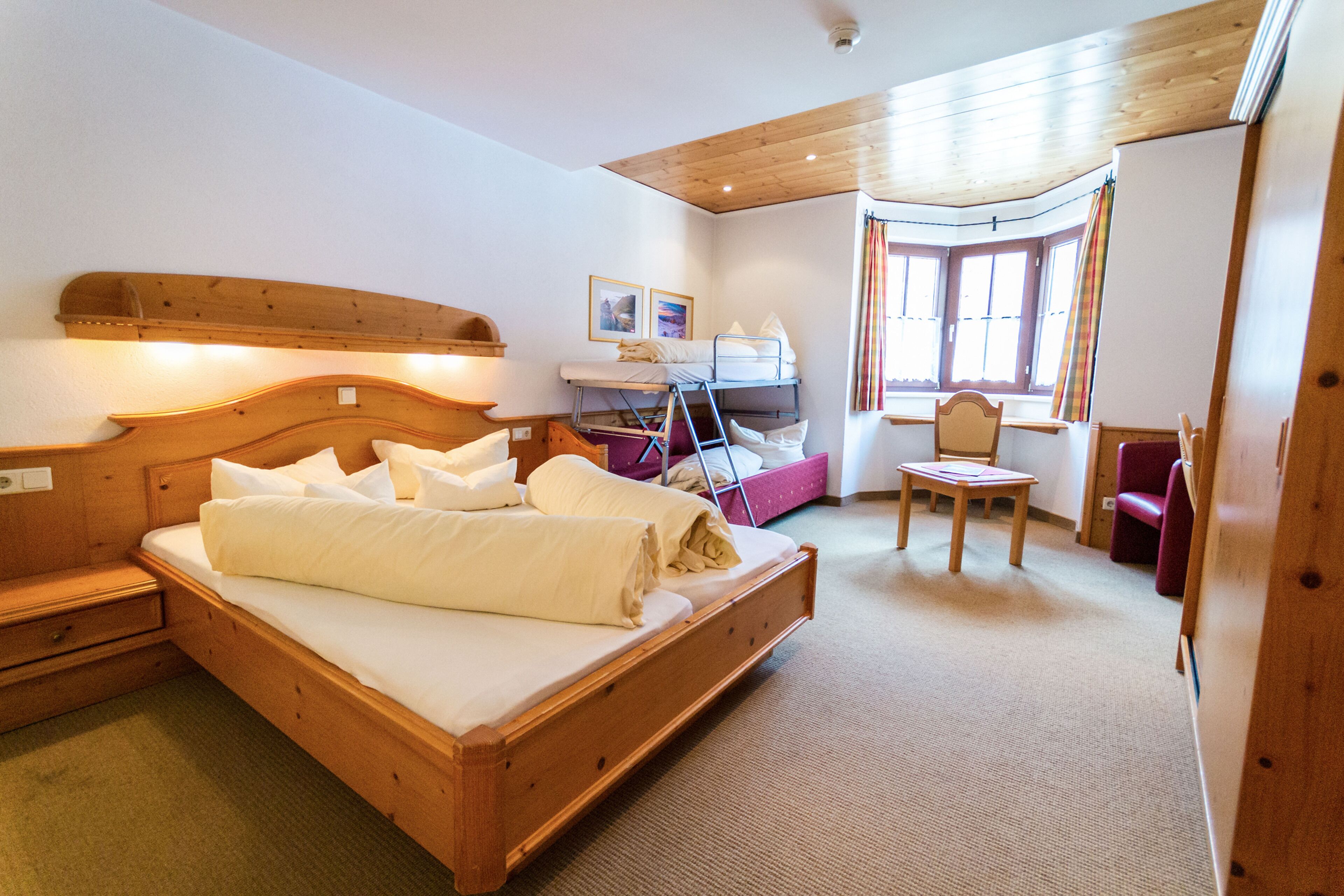 family room "blaser" | premium bedding, in-room safe, desk, soundproofing