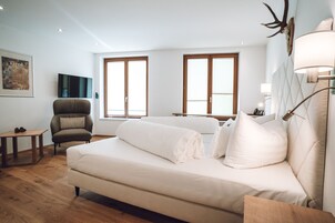 Ropa de cama de alta calidad y caja de seguridad en la habitación 