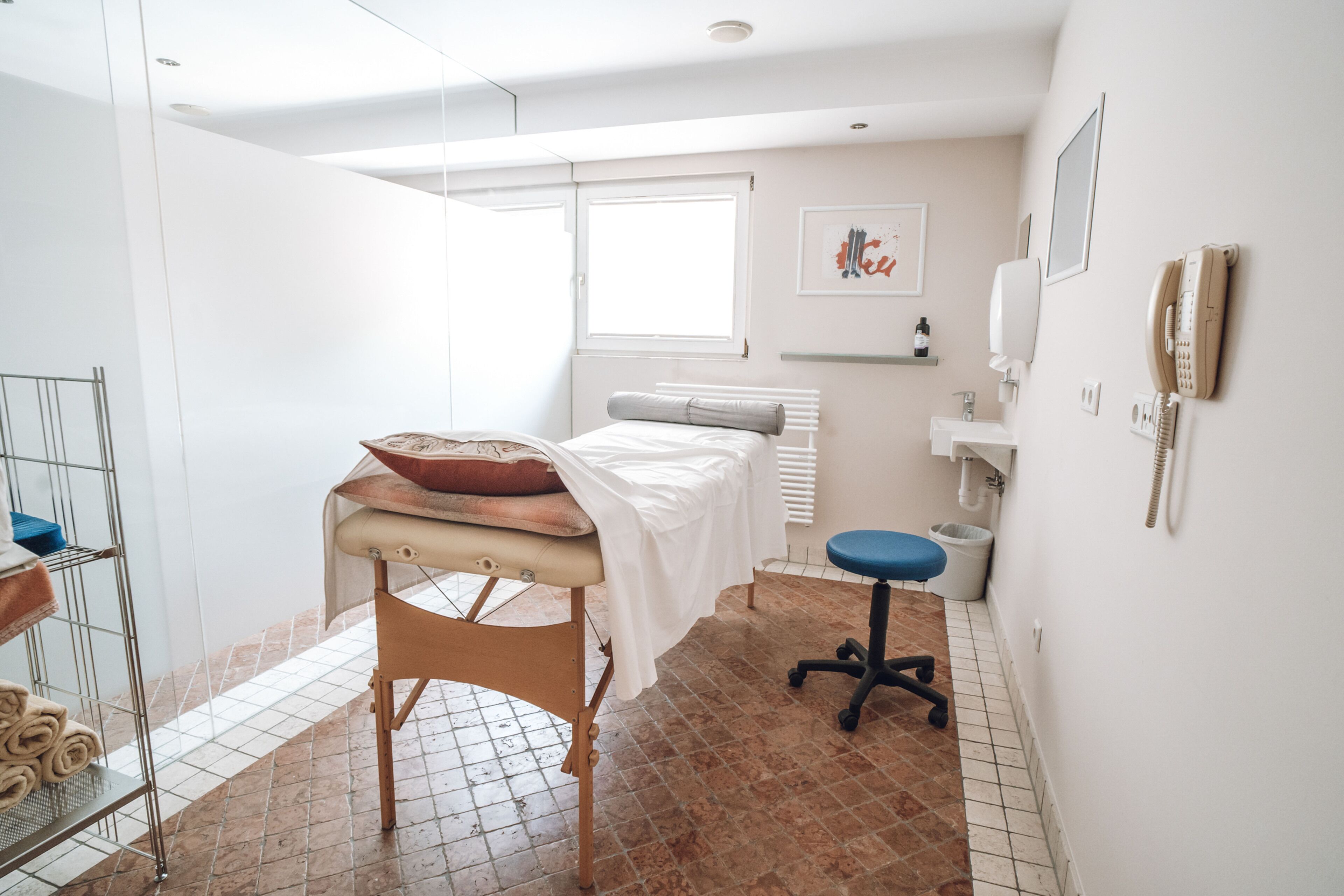 Sauna, Whirlpool, Dampfbad, 2 Behandlungsräume, Massageanwendungen