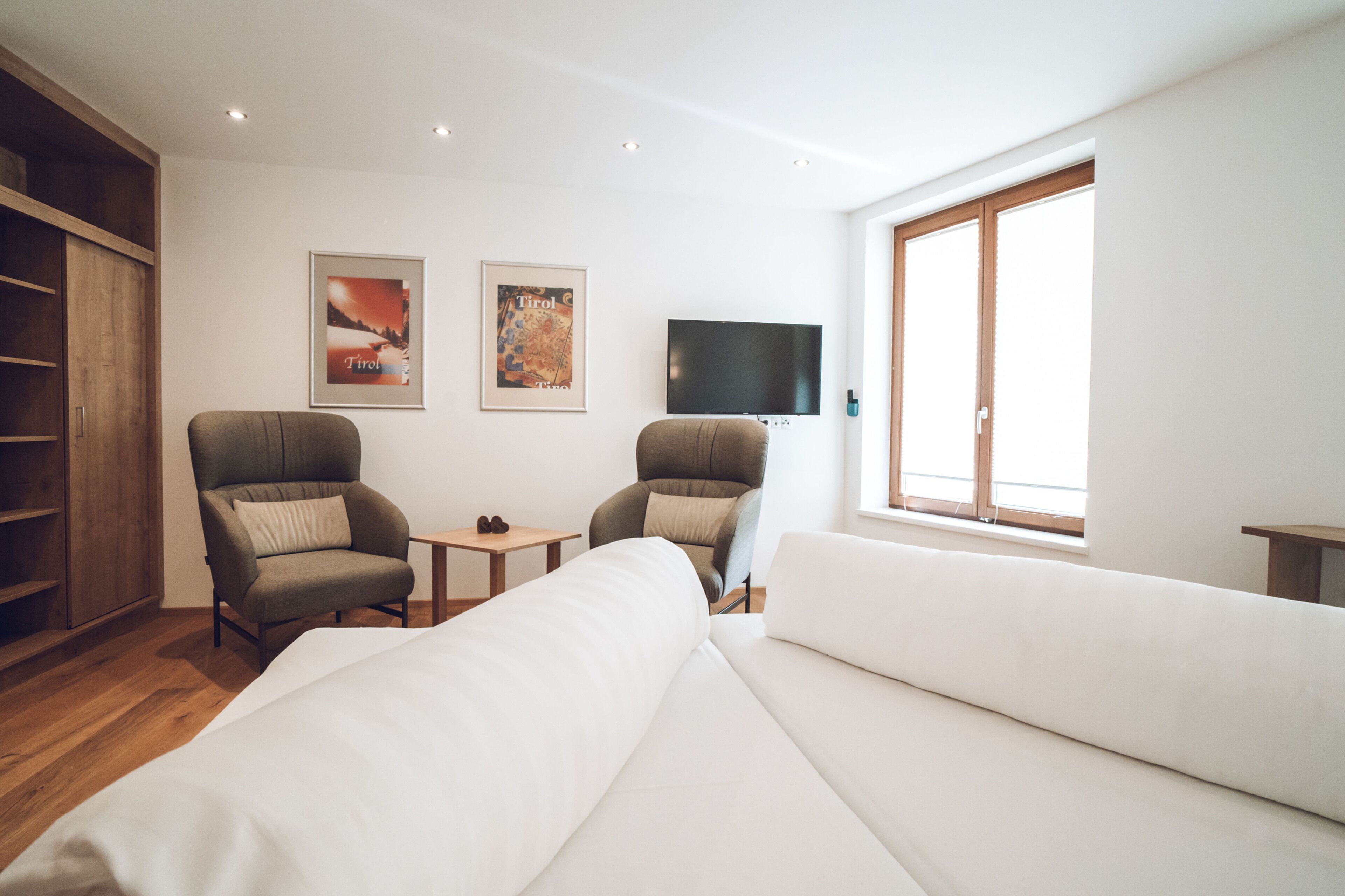 classic double room | living area | tv