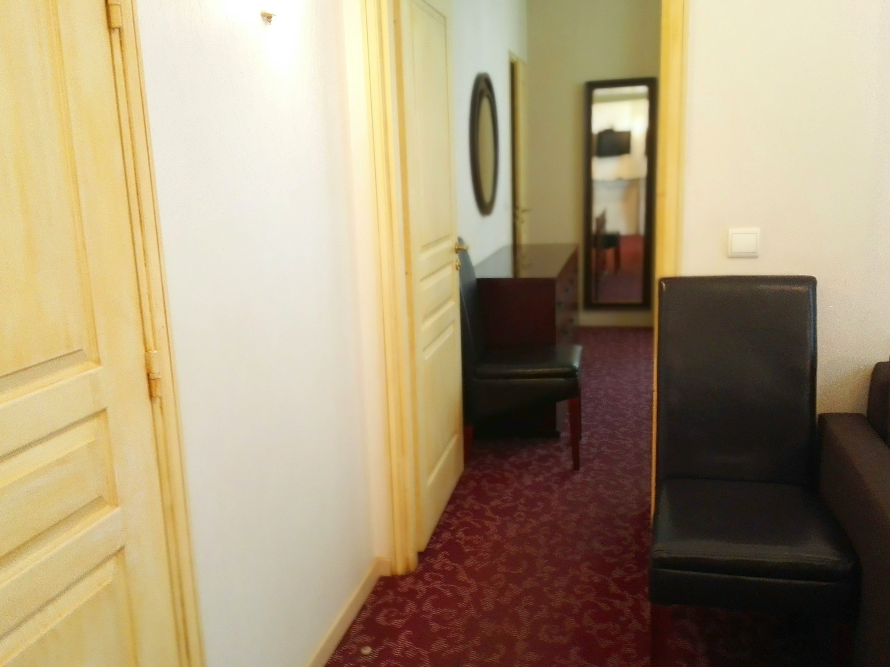 suite junior | in-room safe, desk, soundproofing, iron/ironing board