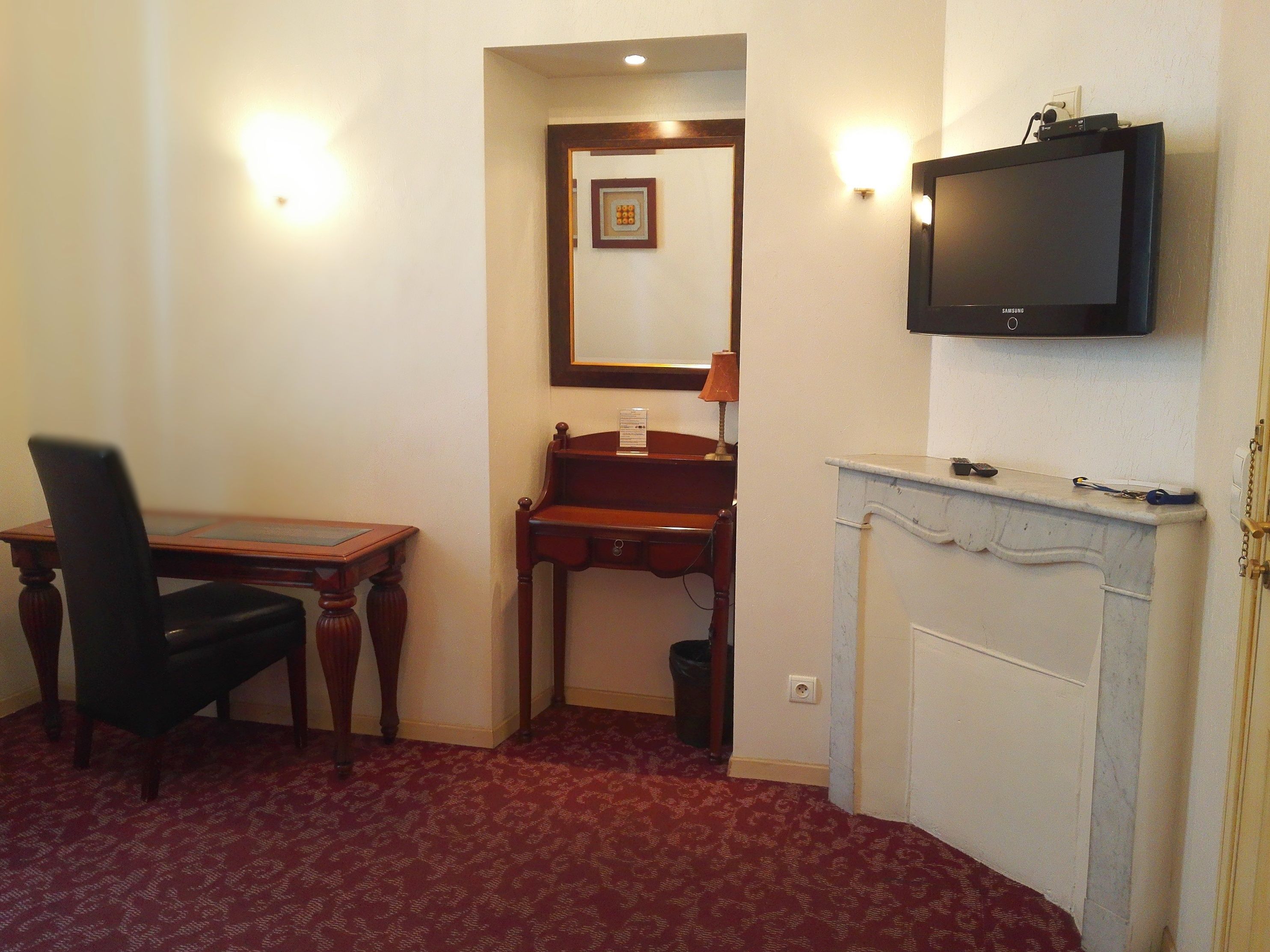 suite junior | in-room safe, desk, soundproofing, iron/ironing board