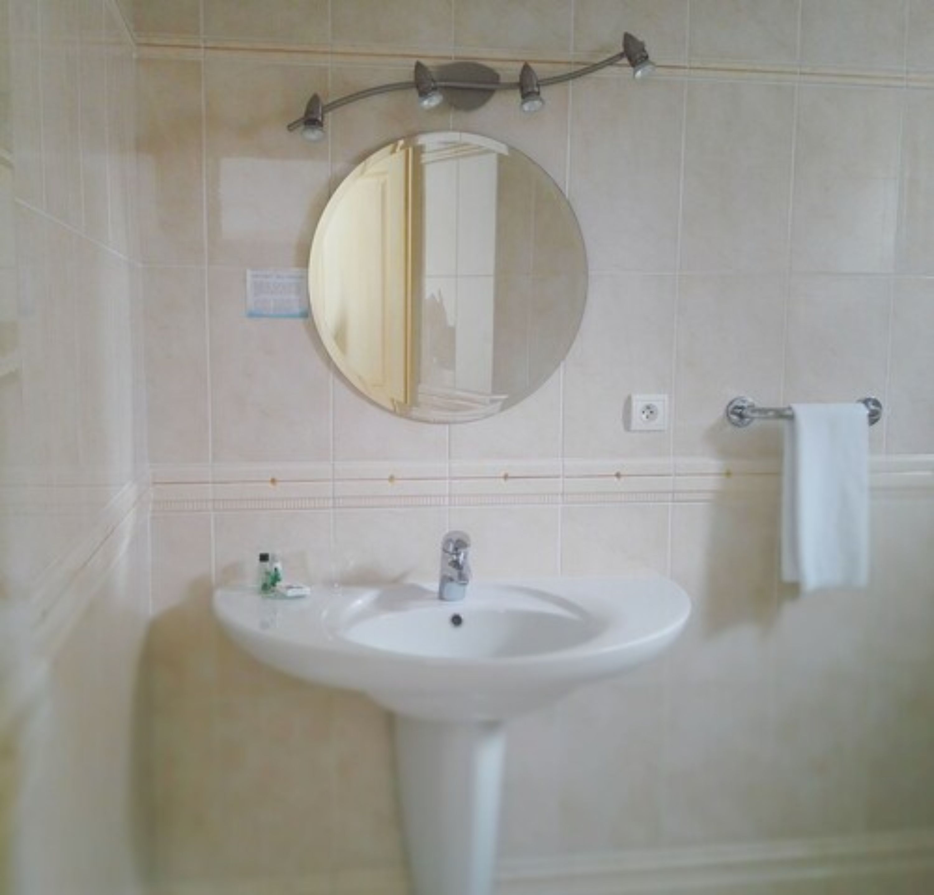 suite master | bathroom | shower, hair dryer, towels