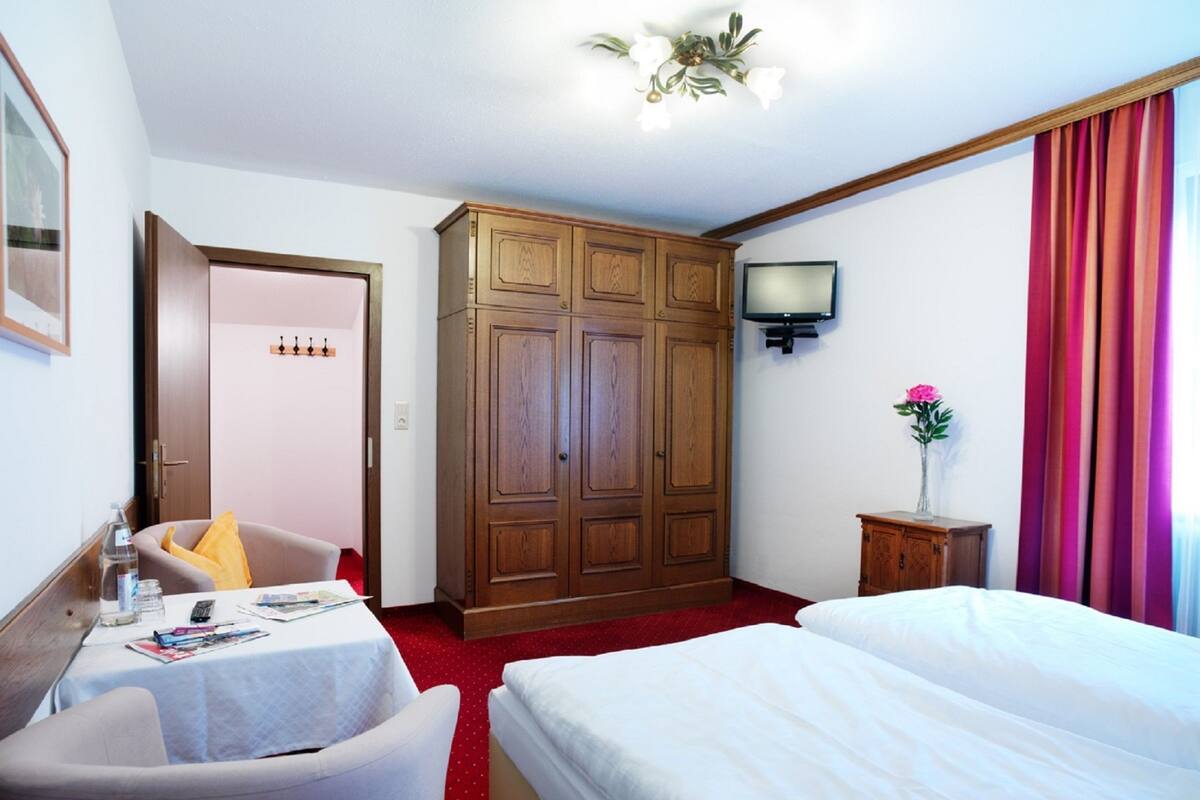 Hypo-allergenic bedding, minibar, in-room safe, blackout curtains