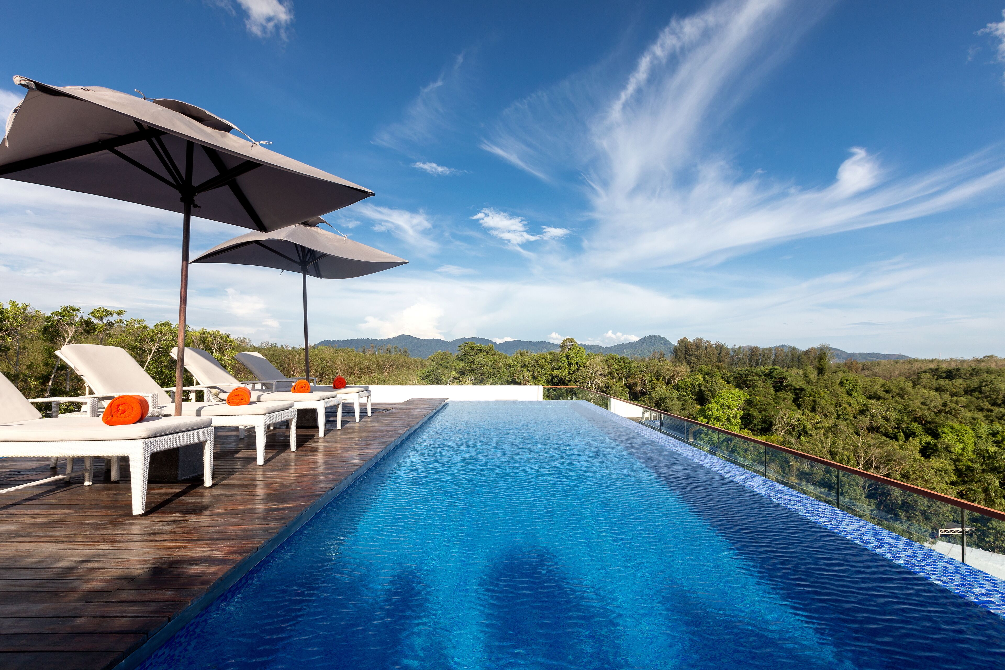 2 outdoor pools, free pool cabanas, pool umbrellas