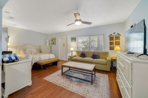 Apartment, 1 Bedroom, Non Smoking | Living area - Beach Place Guesthouses (Cocoa Beach)