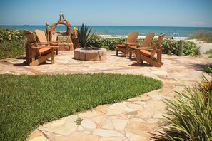 En la playa, camastros, sombrillas y toallas de playa 