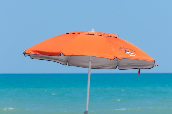 En la playa, camastros, sombrillas y toallas de playa