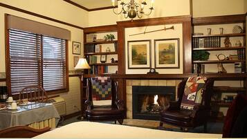 The fox den | Iron/ironing board, free WiFi, bed sheets