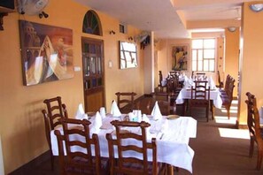 Petit déjeuner, déjeuner et dîner servis sur place