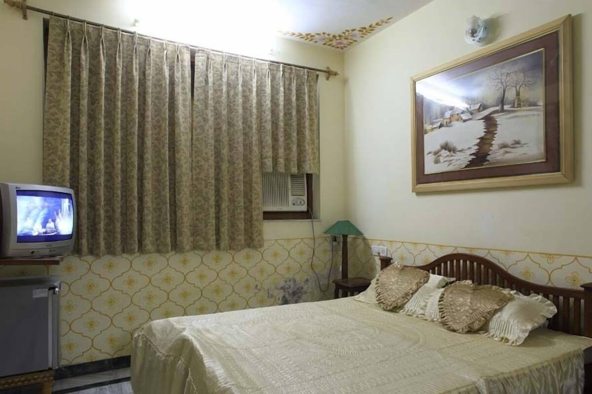 Premium bedding, in-room safe, desk