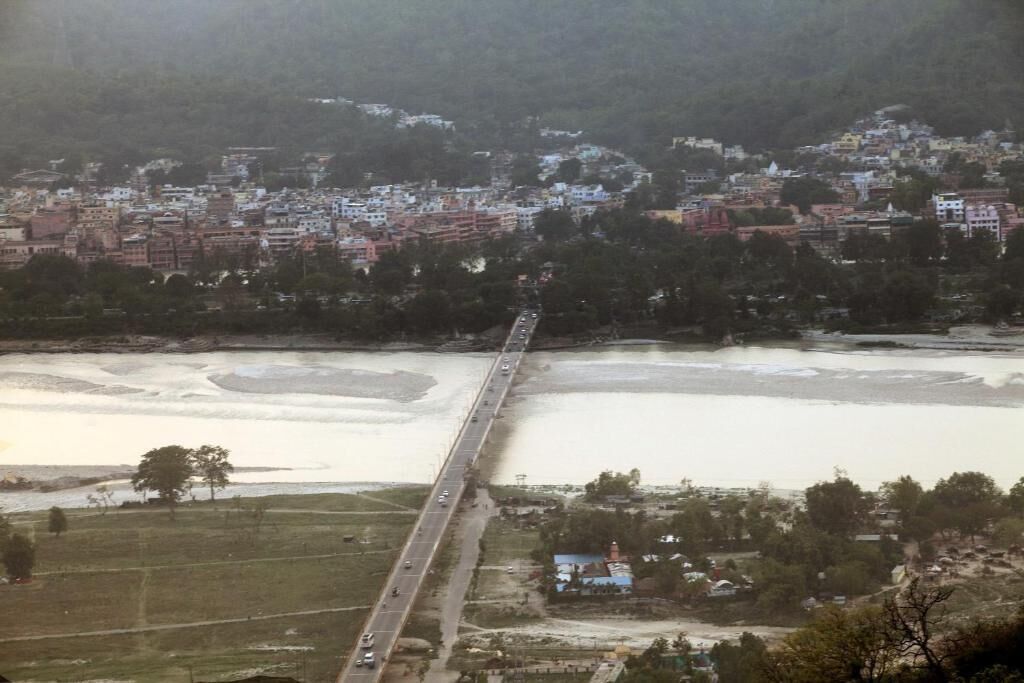 Un puente sobre un río, con edificios al fondo.