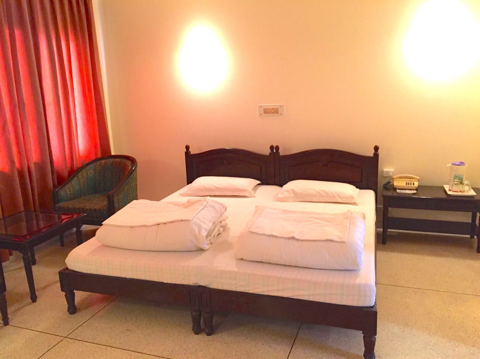 Schreibtisch, Verdunkelungsvorhänge, Bügeleisen/Bügelbrett