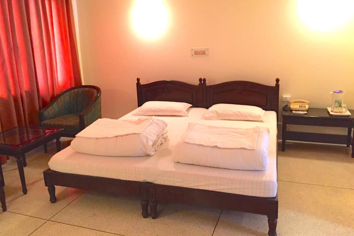 Skrivbord, mörkläggningsgardiner, strykjärn/strykbräda och extrasängar