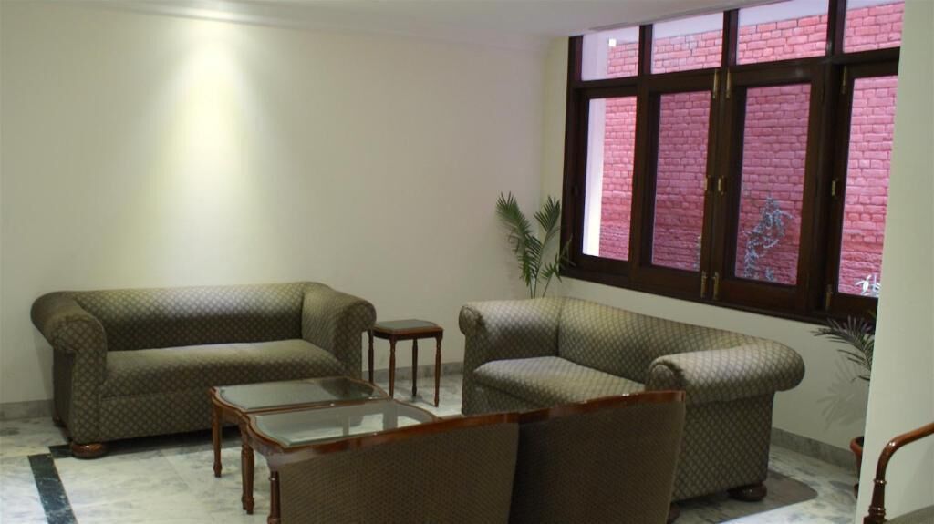 Una sala de estar con sofá, sillón y mesa de centro.