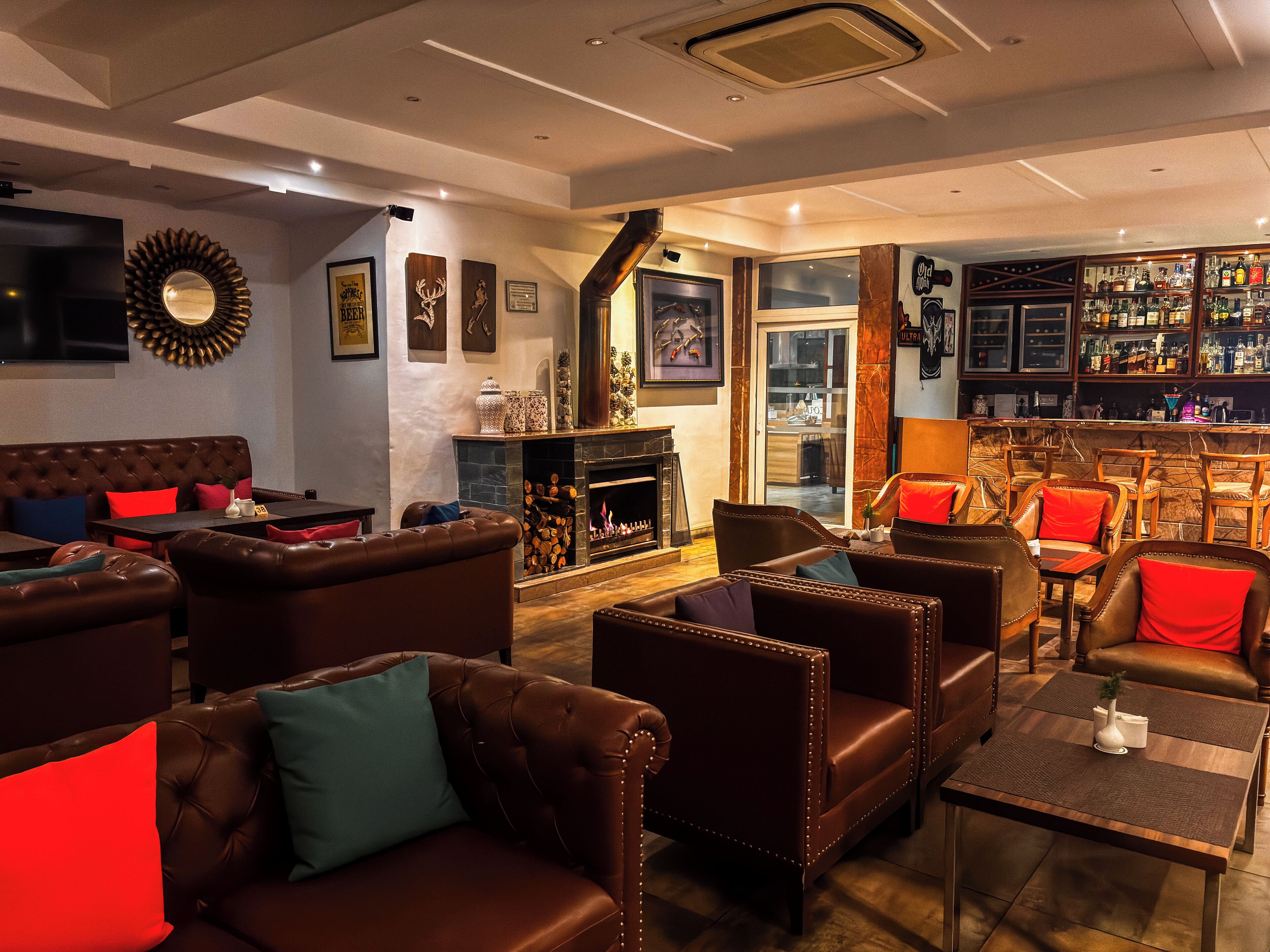 Bar en la azotea con vistas a la piscina (abre todos los días)