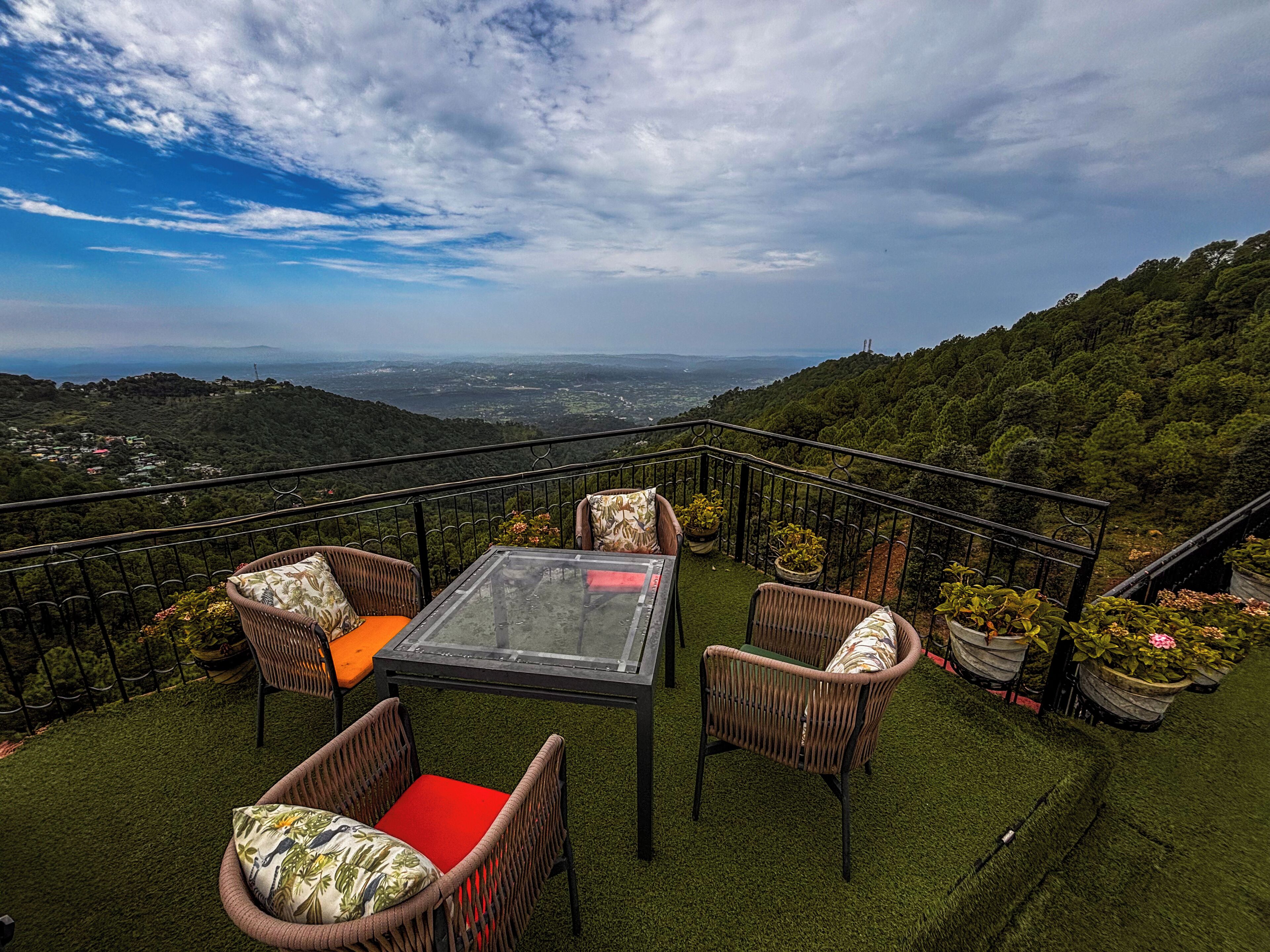 供應早餐、午餐及晚餐