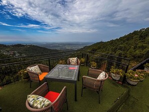 Breakfast, lunch and dinner served