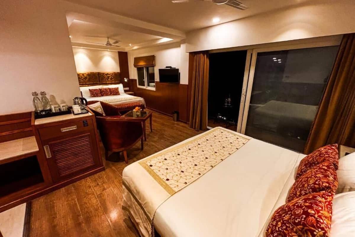 Vierpersoonskamer | 1 slaapkamer, luxe beddengoed, een minibar, een kluis op de kamer