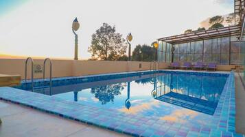 屋外プール、営業時間 8:30 ~ 19:00、プール パラソル、サンラウンジャー