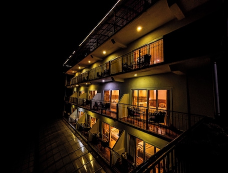 Fachada de la propiedad por la tarde o noche