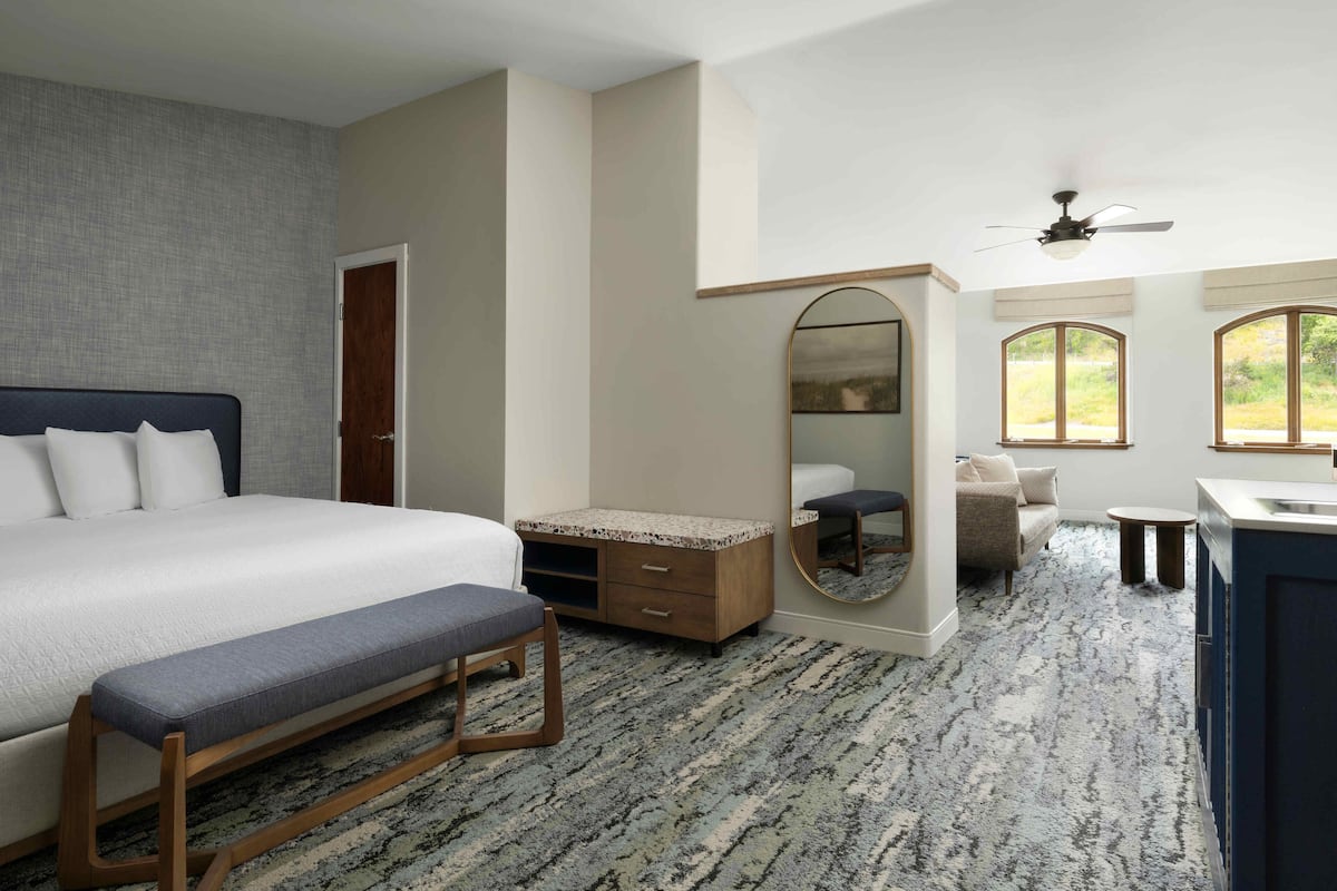 Suite, Multiple Beds | Premium bedding, iron/ironing board, free cots/infant beds