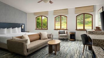 Quarto luxo, 1 cama King | Roupas de cama premium, ferros/tábuas de passar roupa, berços grátis