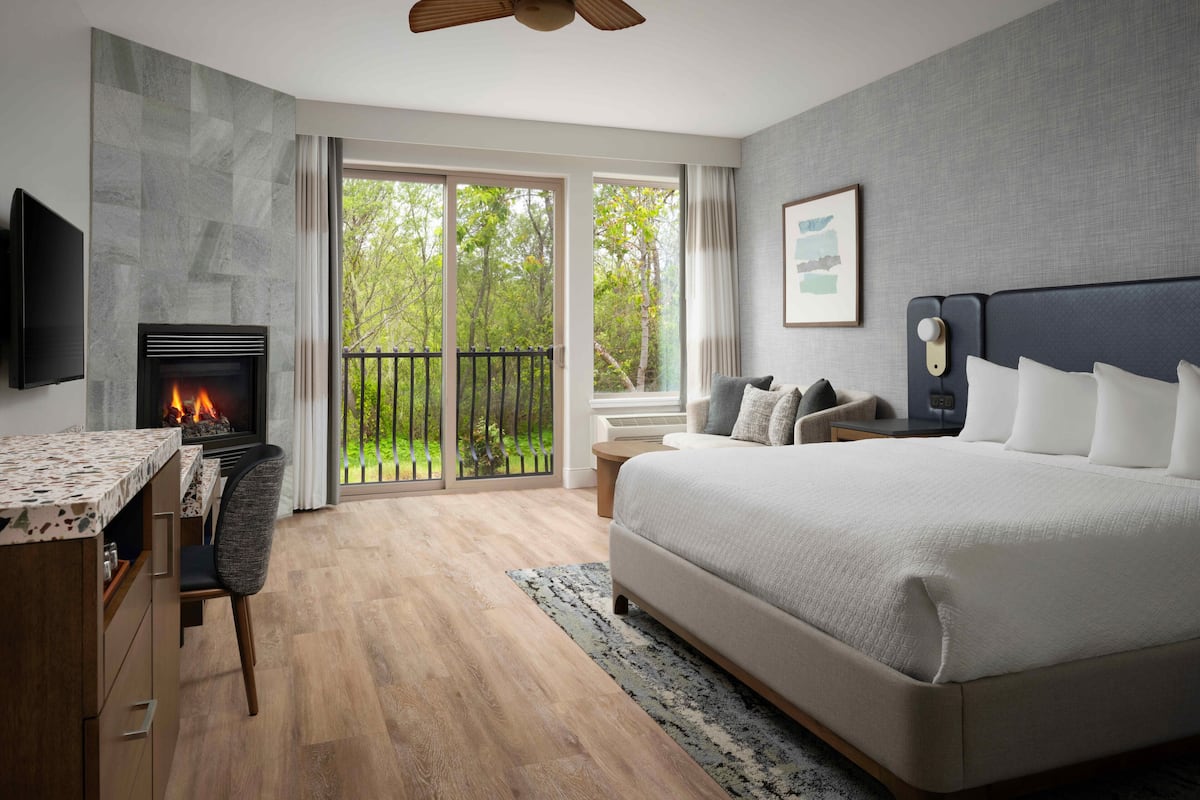 Deluxe Room, 1 King Bed | Premium bedding, iron/ironing board, free cribs/infant beds