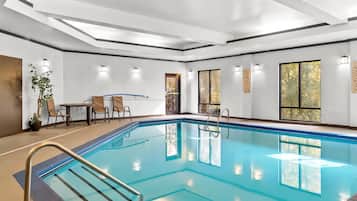 Sisäuima-allas, aurinkotuoleja