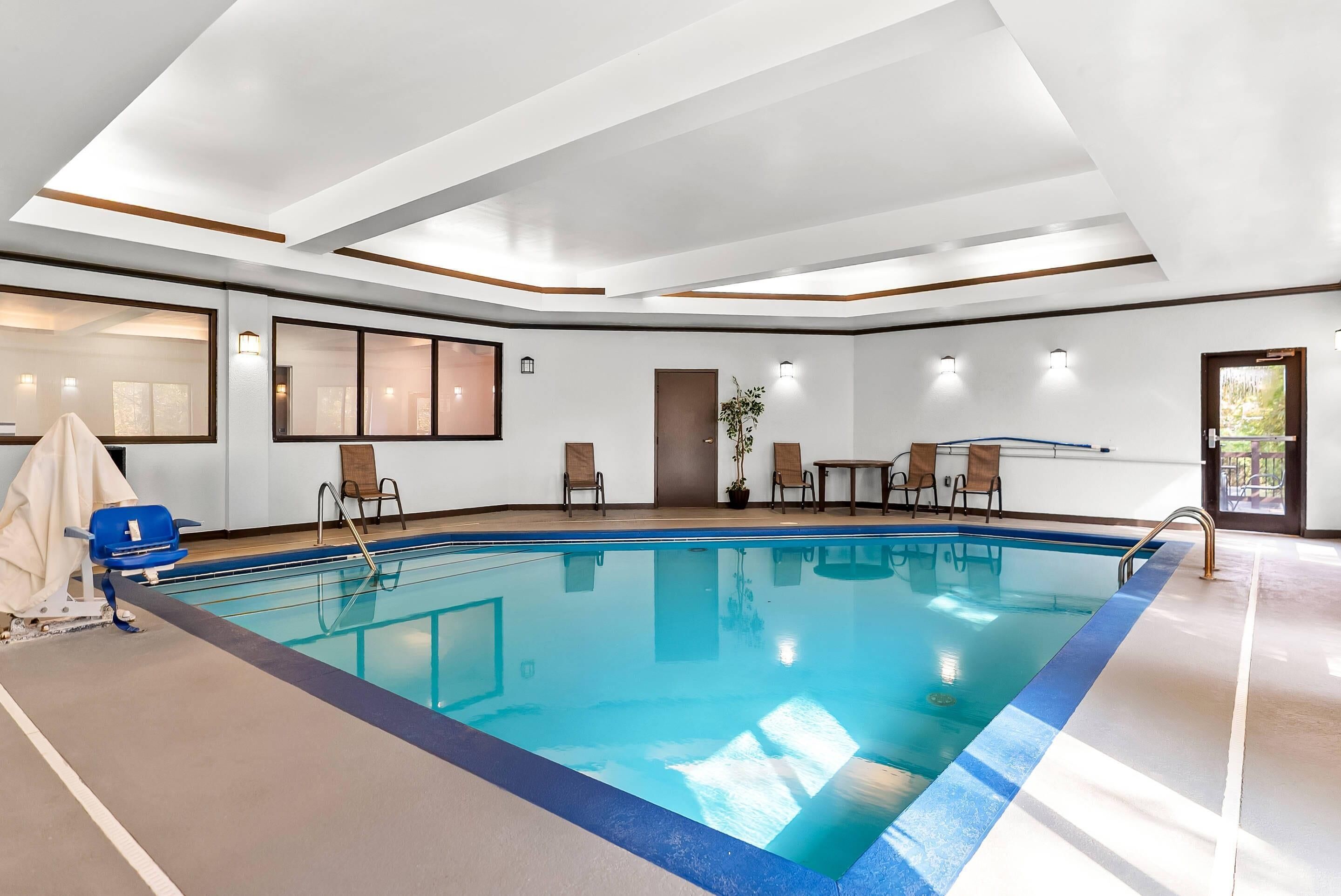 Indoor pool, sun loungers