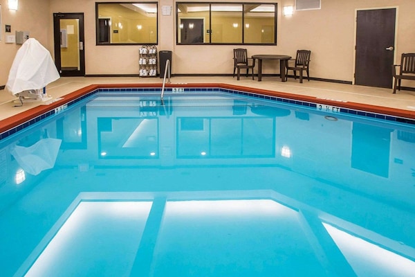 Indoor pool, sun loungers