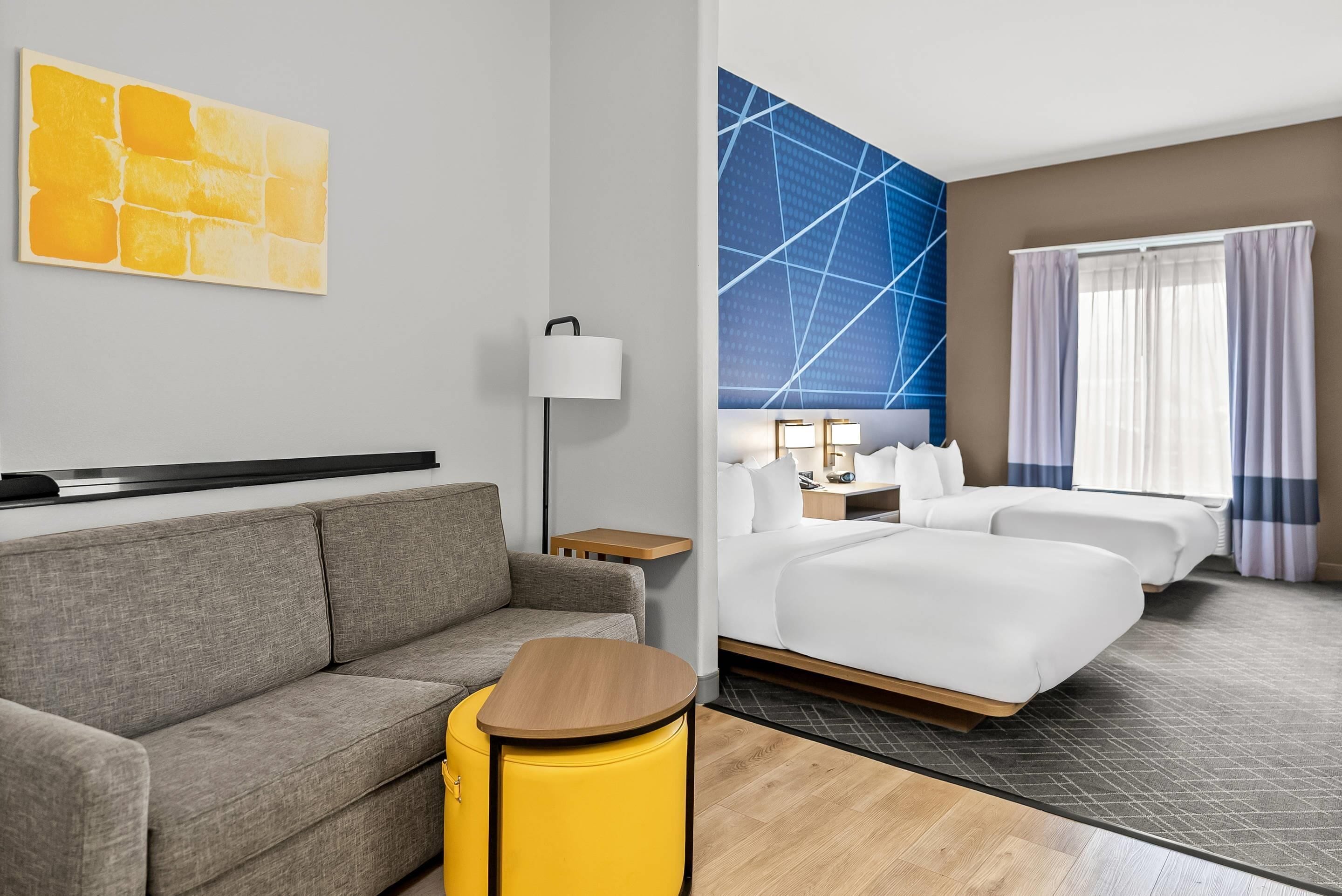 套房, 2 张大床, 无障碍, 无烟房 | 加厚床垫、办公桌、笔记本电脑工作区、遮光窗帘