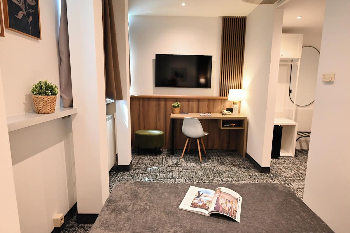 Comfort-enkeltværelse | Individuelt design, skrivebord, arbejdsområde til bærbare computere