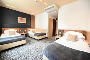 Habitación triple | Escritorio, espacio para trabajar con un portátil, wifi gratis