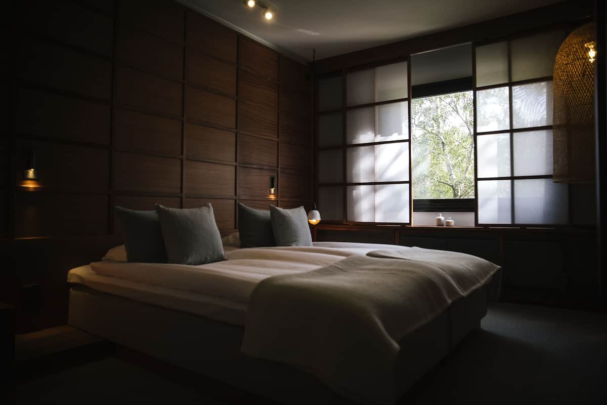 Caja fuerte, cortinas opacas, wifi gratis y ropa de cama