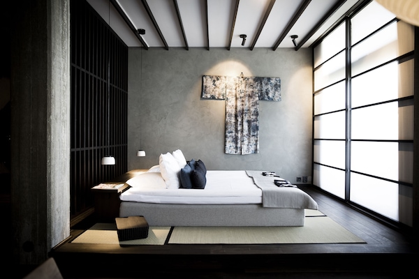 Caja fuerte, cortinas opacas, wifi gratis y ropa de cama