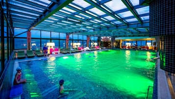 من حمّامات السباحة المغطاة