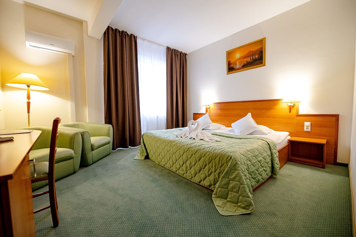 Een minibar, een kluis op de kamer, een bureau, gratis wifi