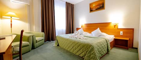 Frigobar, cofres nos quartos, escrivaninha, Wi-Fi de cortesia