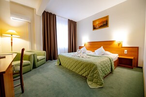 Minibar, in-room safe, desk, WiFi (free)