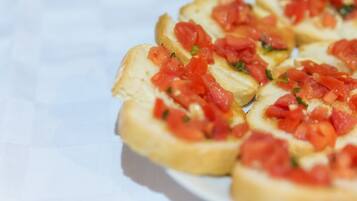 Uma travessa de bruschetta com cobertura de tomate.