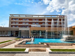 A hotel with a swimming pool and a fountain. - Hotel Rivulus (Baia Mare)